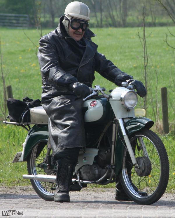 Sieger Woddema van het Bromfietsmuseum. Foto van Gerrit Dijkstra.