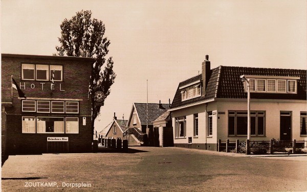 Dorpsplein met het Hotel. 1969 J. Ozinga