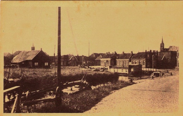 Dorpsgezicht met zicht op de Grachtstraat. Van H. Siersma D. en H. Kapsalons