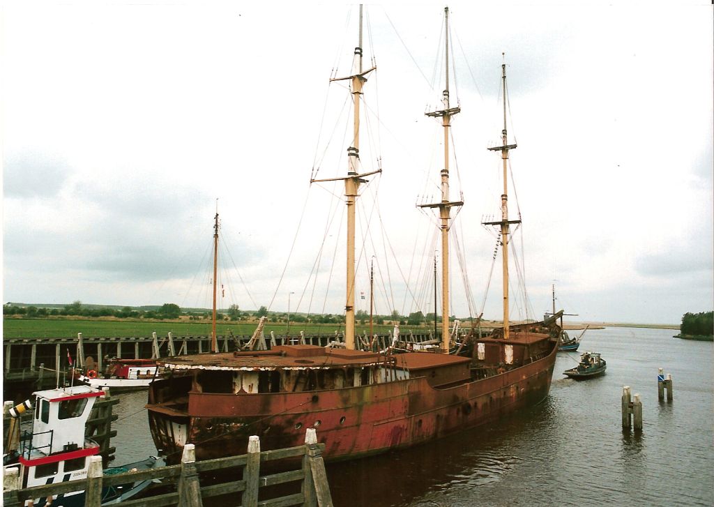 2002 - De Driemaster vaart Zoutkamp uit. Op naar Lauwersoog. Foto: Jan van der Veen