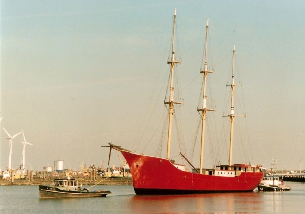 2002 - De Driemaster in Lauwersoog. Op naar Bremen. Foto: Jan van der Veen