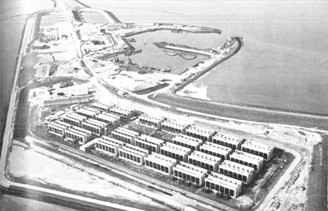 Het werkeiland Lauwersoog met de caissons.