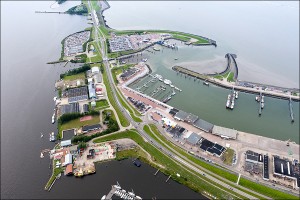 De sluizen en de haven van Lauwersoog in 2011. De Waddenzee rechts, het Lauwersmeer links.