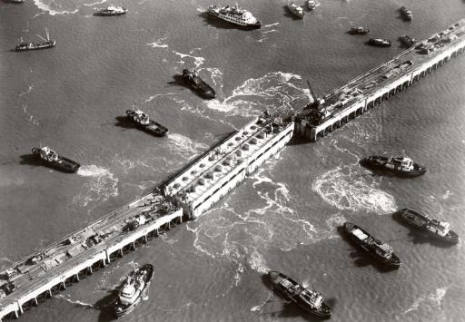 De plaatsing van de laatste twee caissons, 23 mei 1969