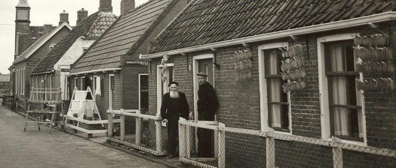 Vis aan het drogen in de Kerkstraat, 1958